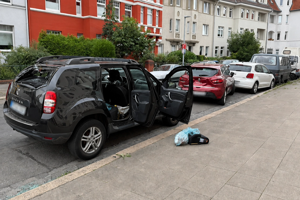 Mehrere ineinandergeschobene Fahrzeuge nach einer Kettenkarambolage in einer Wohnstraße in Hannover