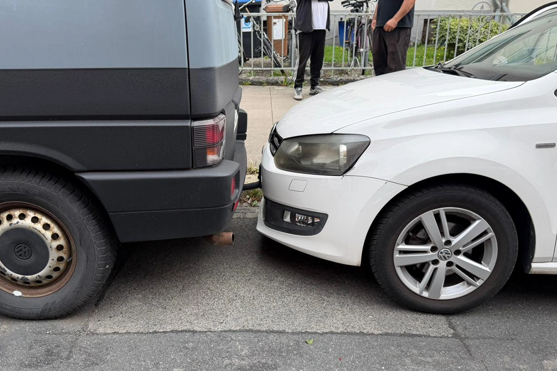 Beschädigter VW T4 mit Campingausbau nach der Kettenkarambolage in Hannover