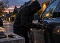 Autodiebstahl 2026: Täter versucht ein Keyless-Fahrzeug mit elektronischer Technik zu öffnen