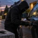 Autodiebstahl 2026: Täter versucht ein Keyless-Fahrzeug mit elektronischer Technik zu öffnen