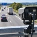 Video-Abstandsmessung mit Verkehrskamera über einer Autobahn zur Kontrolle des Sicherheitsabstands