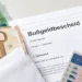 Bußgeldbescheid mit Euro-Banknoten und Führerschein als Symbolbild für Bußgeldverfahren, Einspruch und Fristen 2026