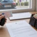 Führerschein, Autoschlüssel, Geldbörse und ein amtlicher Bescheid liegen auf einem Schreibtisch