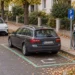 Kombi mit Verbrennungsmotor steht auf einem grün markierten Stellplatz an einer Ladesäule