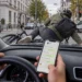 Radfahrer liegt nach einem Zusammenstoß auf der Motorhaube, der Fahrer hält noch sein Smartphone mit geöffnetem Chat in der Hand