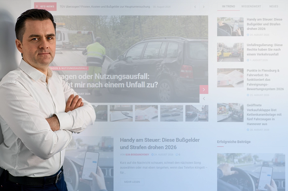 Ilya Bogdanovskiy im weißen Hemd mit verschränkten Armen, dahinter die Startseite von verkehrsrechtjournal.de mit aktuellen Beiträgen.
