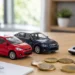 Zwei unterschiedliche Spielzeugautos neben Euro-Münzen und Taschenrechner als Symbolbild für Kosten und Vergleich bei der Kfz-Versicherung