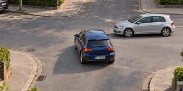 Zwei Fahrzeuge nähern sich einer unbeschilderten Kreuzung in einem Wohngebiet
