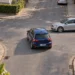 Zwei Fahrzeuge nähern sich einer unbeschilderten Kreuzung in einem Wohngebiet