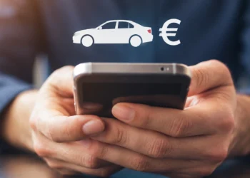 Hände halten ein Smartphone, darüber schweben ein weißes Auto-Symbol und ein Euro-Zeichen
