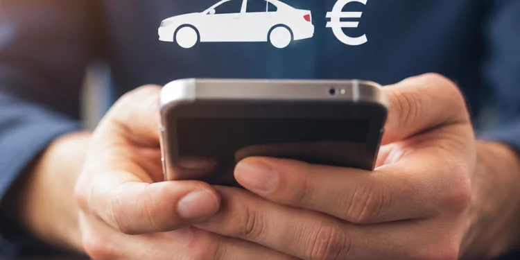Hände halten ein Smartphone, darüber schweben ein weißes Auto-Symbol und ein Euro-Zeichen