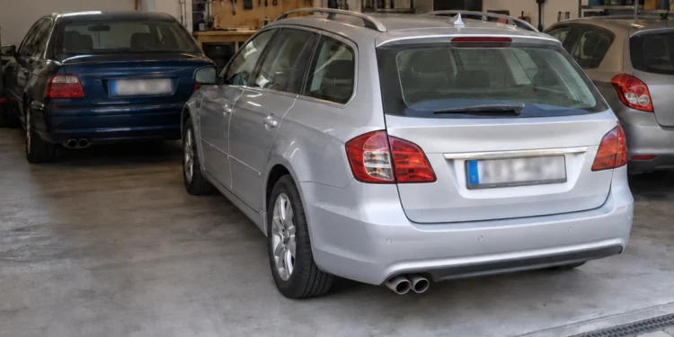 Ein silberner Kombi und ein zweiter Pkw stehen nebeneinander in einer Garage