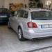 Ein silberner Kombi und ein zweiter Pkw stehen nebeneinander in einer Garage