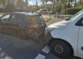 Schwarzer VW Golf mit beschädigtem Heck und weißer Transporter unmittelbar dahinter auf einer Stadtstraße.