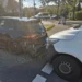 Schwarzer VW Golf mit beschädigtem Heck und weißer Transporter unmittelbar dahinter auf einer Stadtstraße.